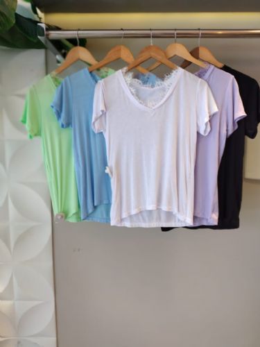 BLUSA PODRINHA C/ RENDA GOLA